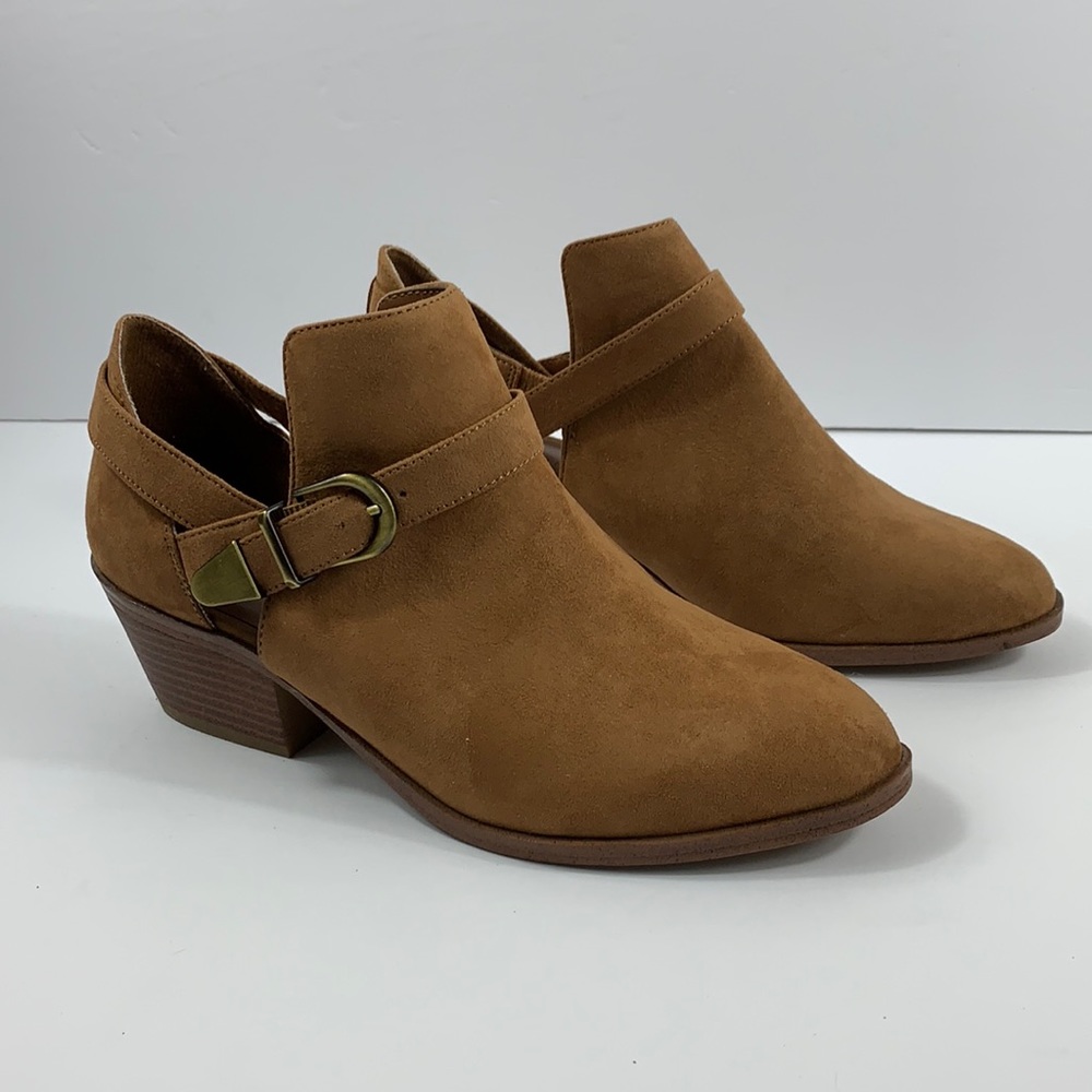 Nice pair of ankle boots by time and tru size7. 5